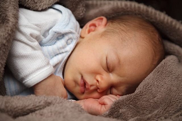Den komplette guide til nyfødte babyer, fra fødsel til 2 år