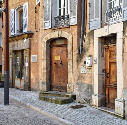 Alger på facaden? Undgå dyre skader med disse råd